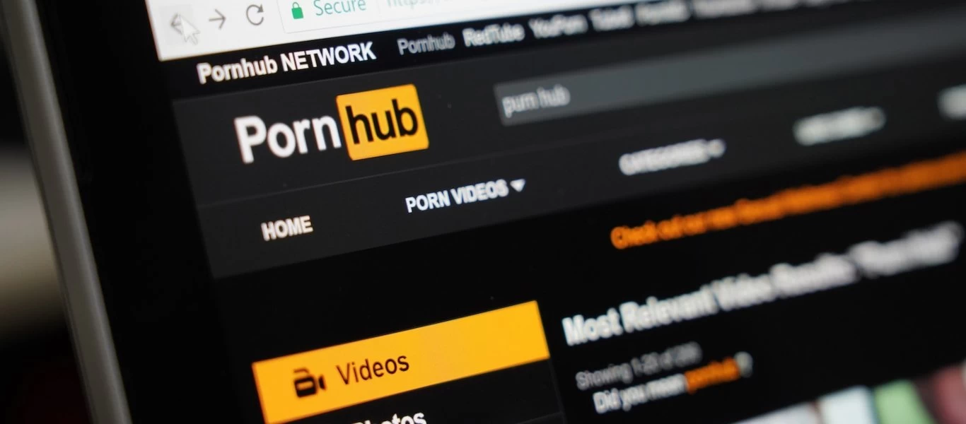 Στα «μαχαίρια» το Μουσείο του Λούβρου και το Pornhub - Τι κατήγγειλε το διάσημο μουσείο